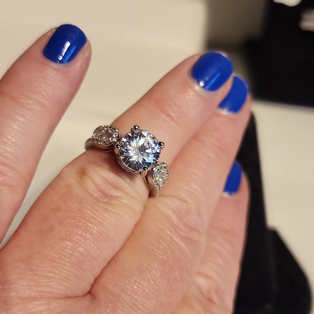 ❤️  Rount Cut side round accent stone Ring Engagement - Picture 8 of 8